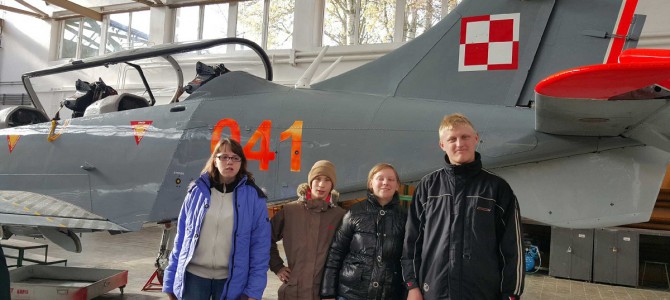 Wycieczka szkolna do 42 Bazy Lotnictwa Szkolnego w Radomiu
